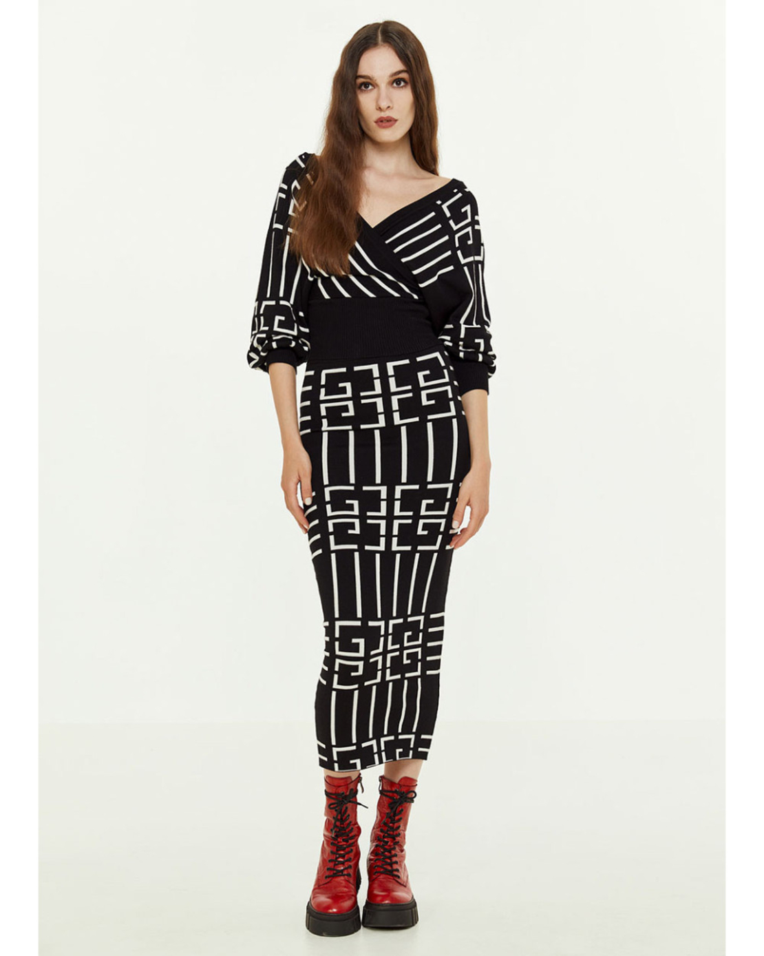 Knit midi skirt with geometric pattern