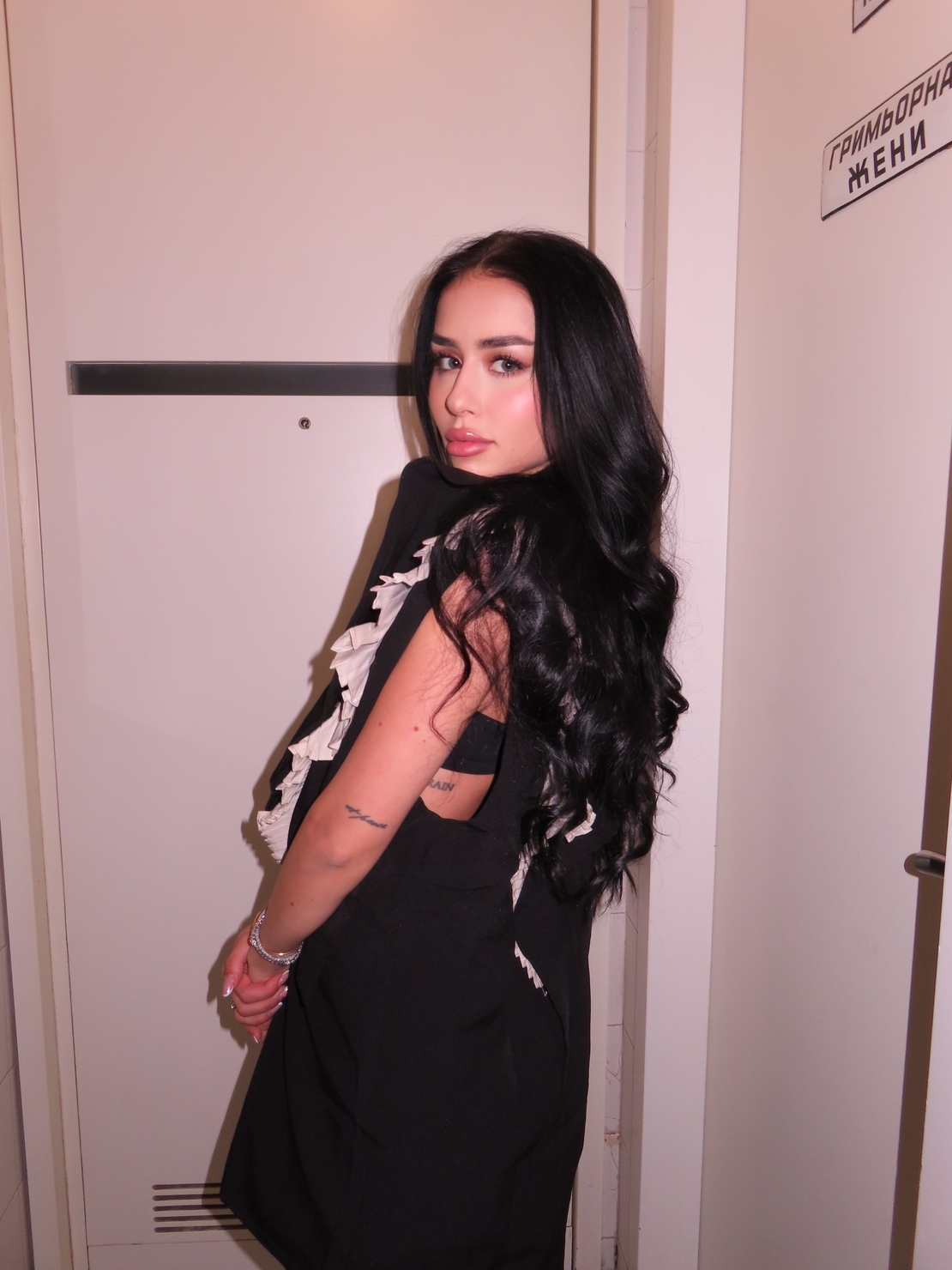 Nera vest