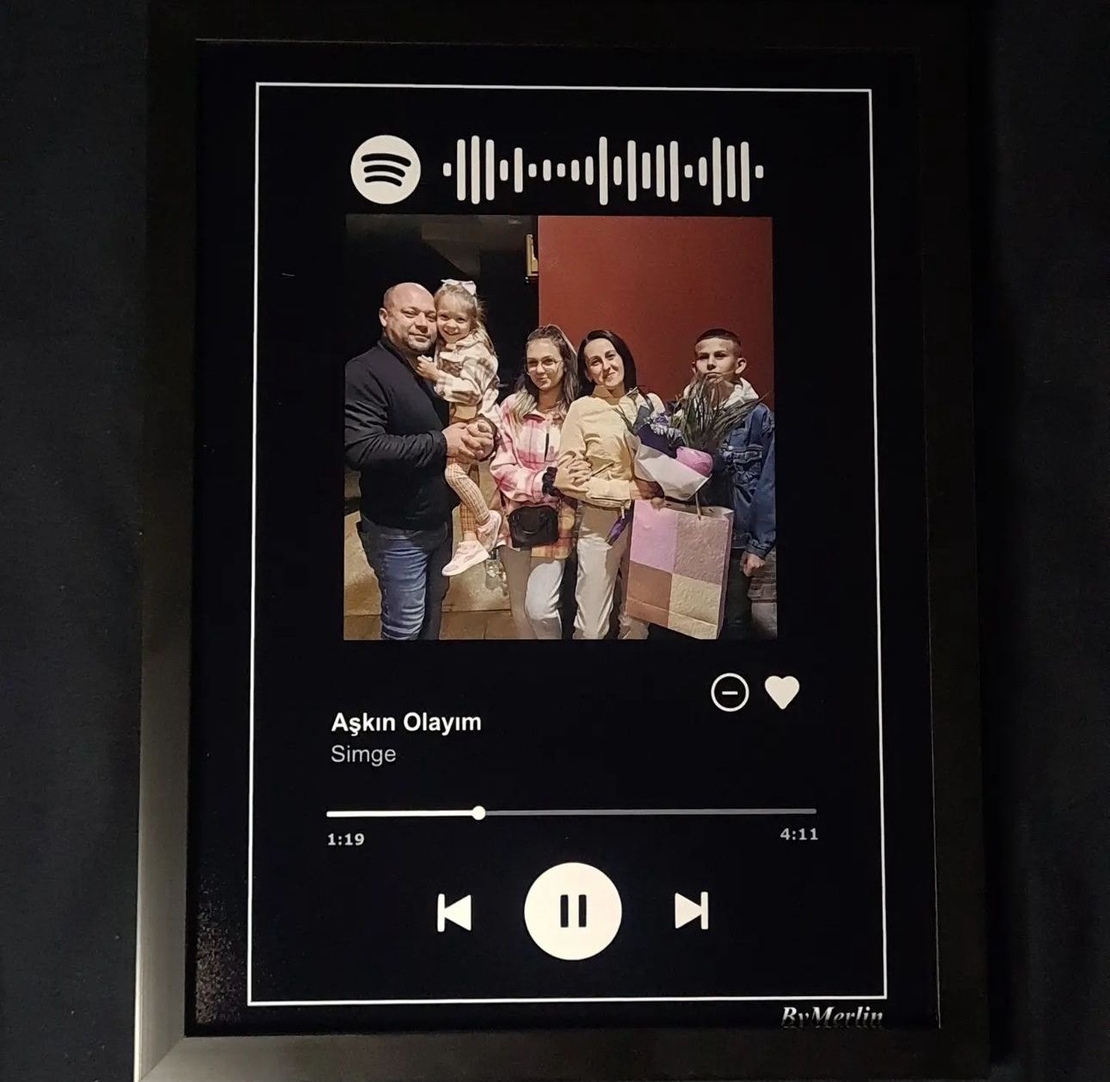 Рамка Spotify с любима песен и ваша снимка