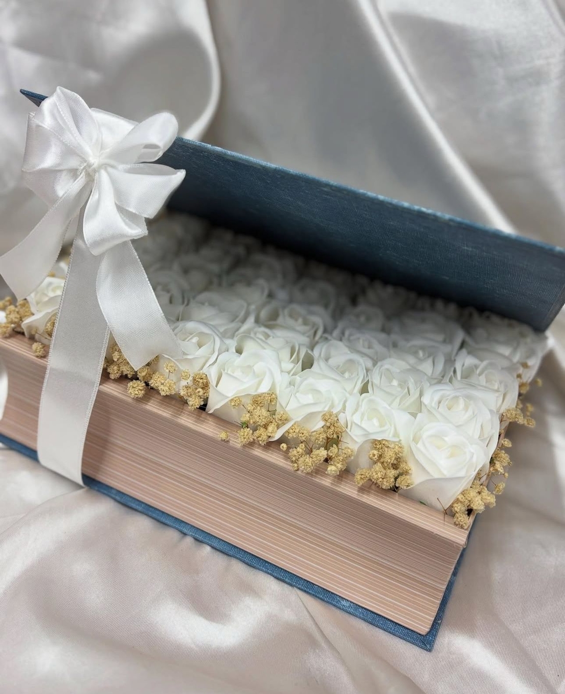 Кутия книга със сапунени рози