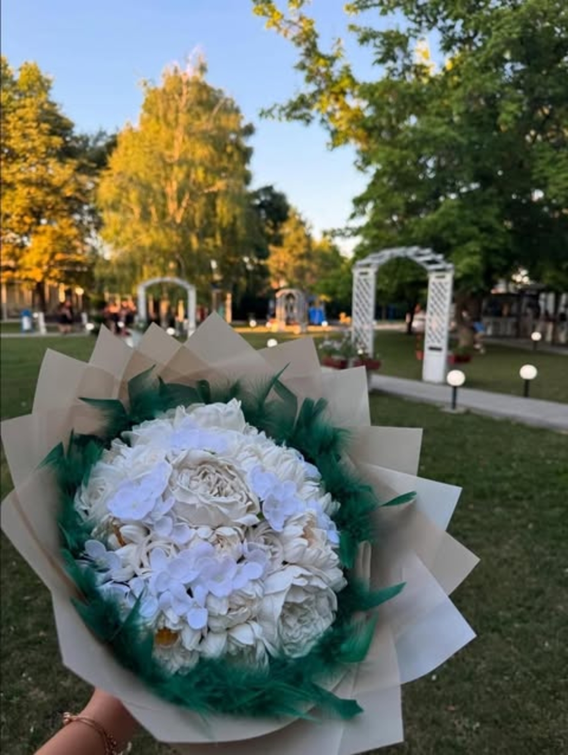 Букет  аранжировка с пера