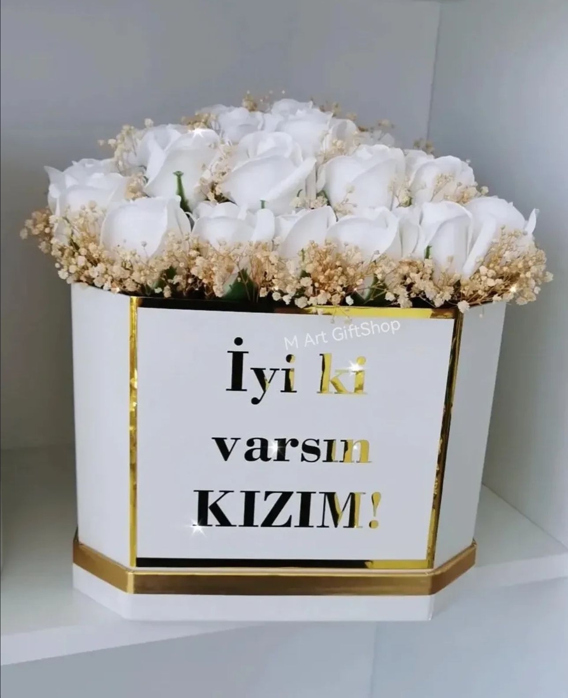 Бели сапунени рози в квадратна кутия