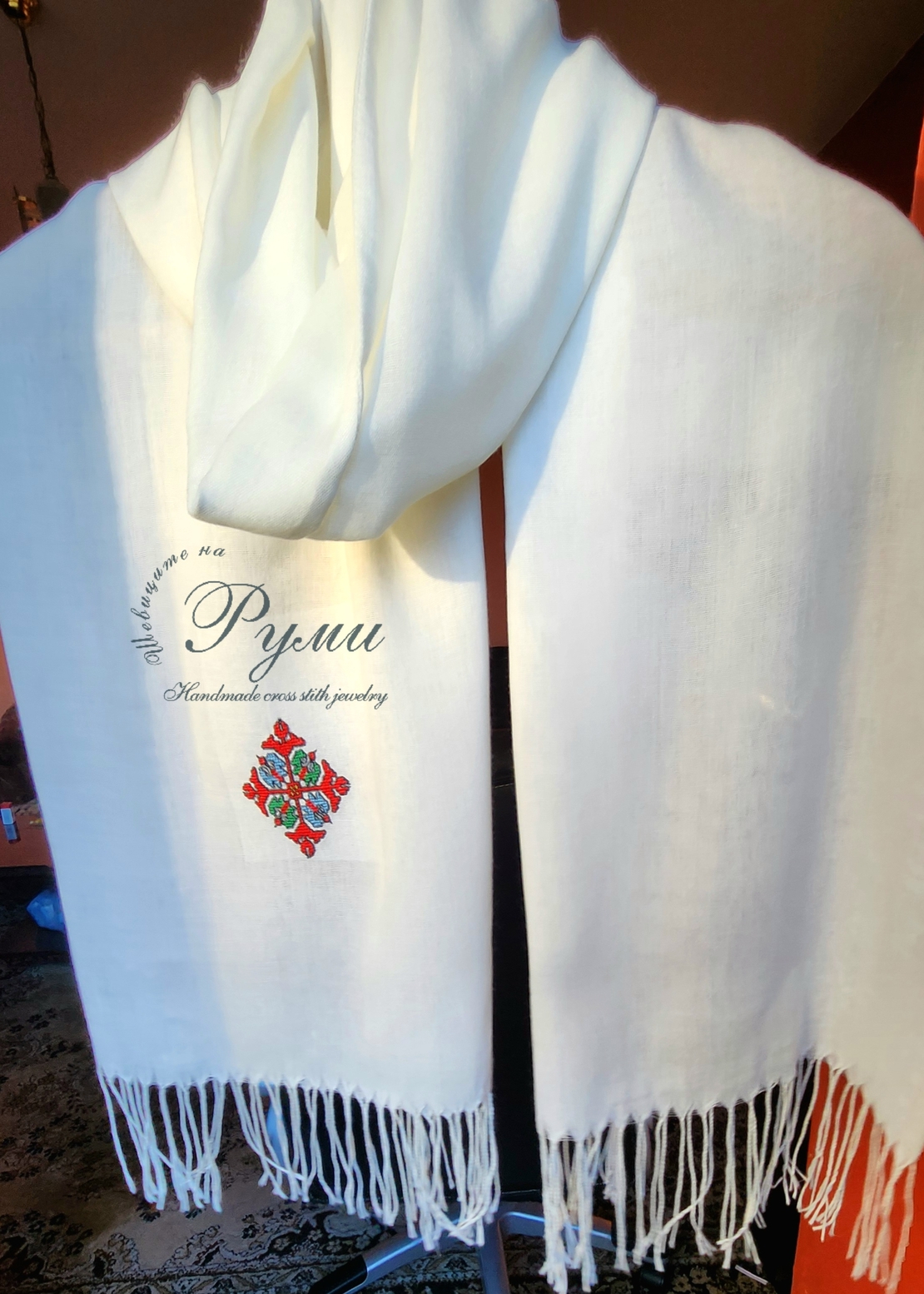 Шал с ръчно бродирана елбетица