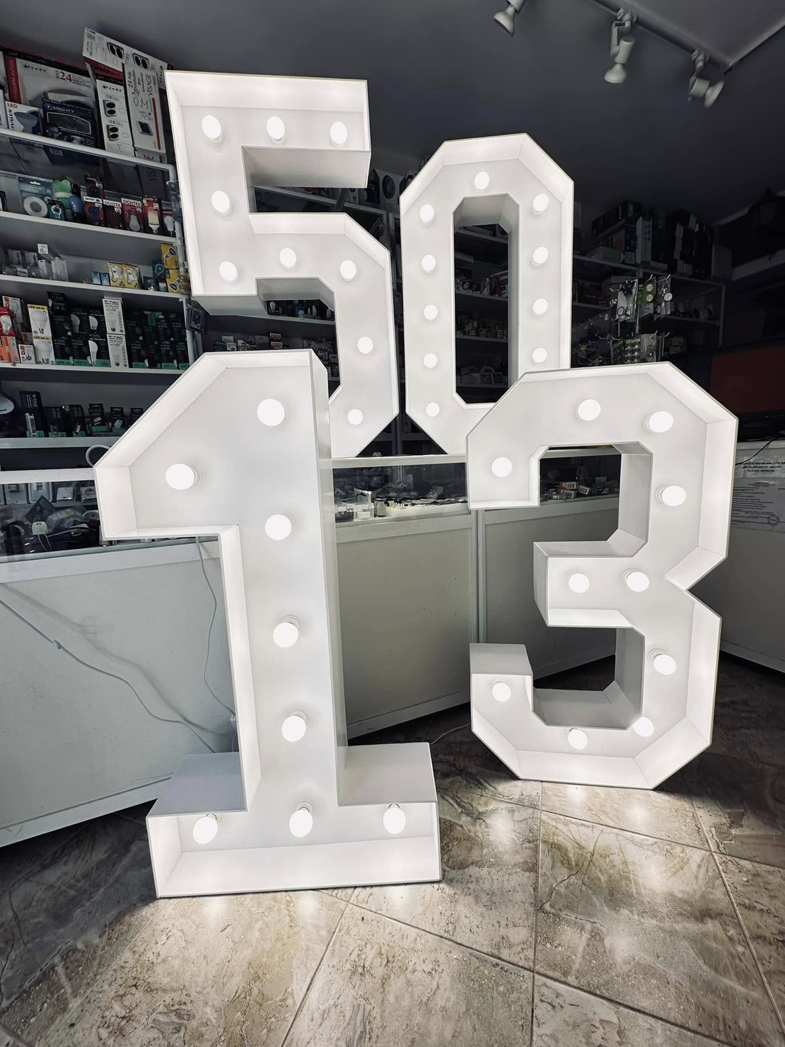 Светещи цифри на ток