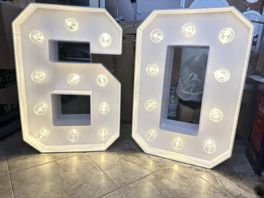 Светещи цифри на батерии