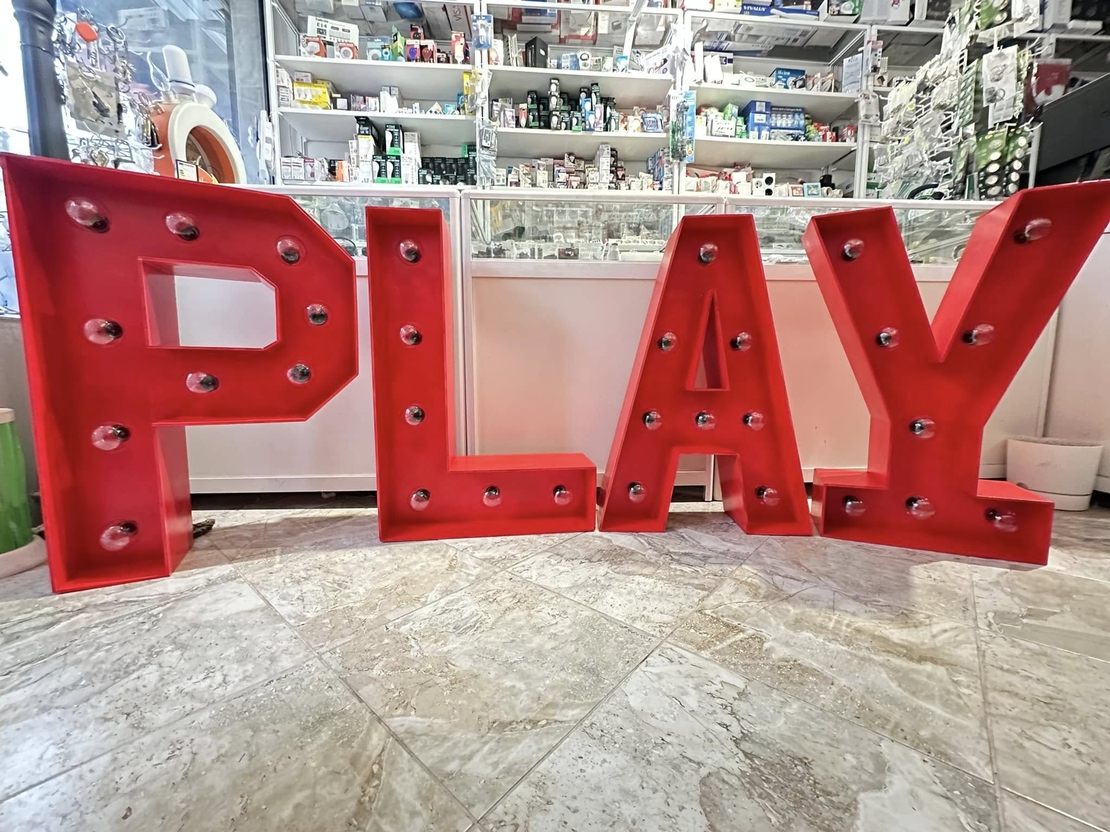 Цветни светещи надписи