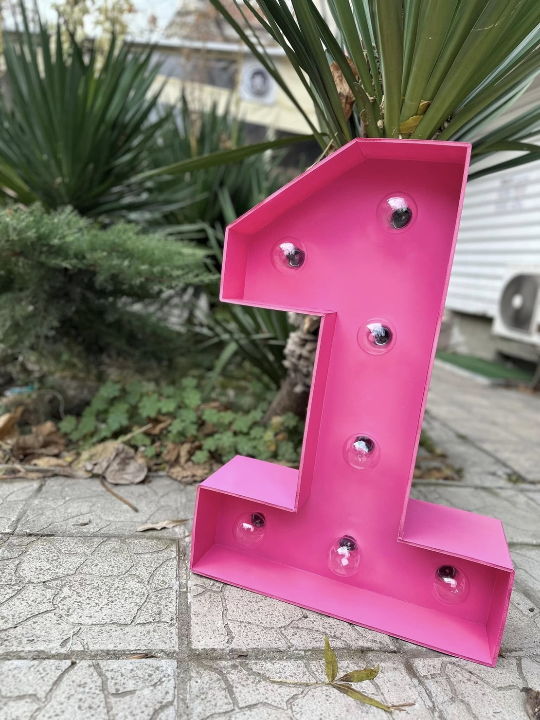 Светещи цифри в розово