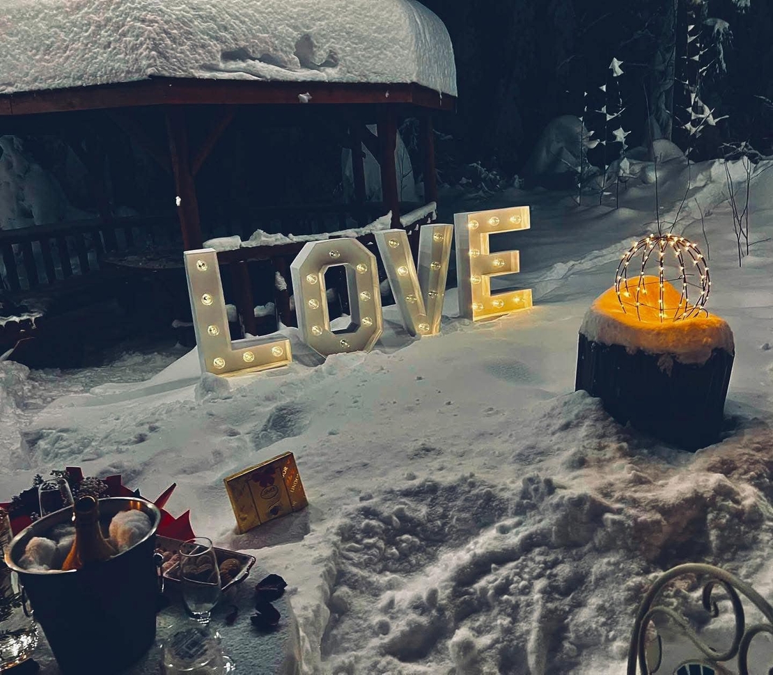 Светещ надпис LOVE