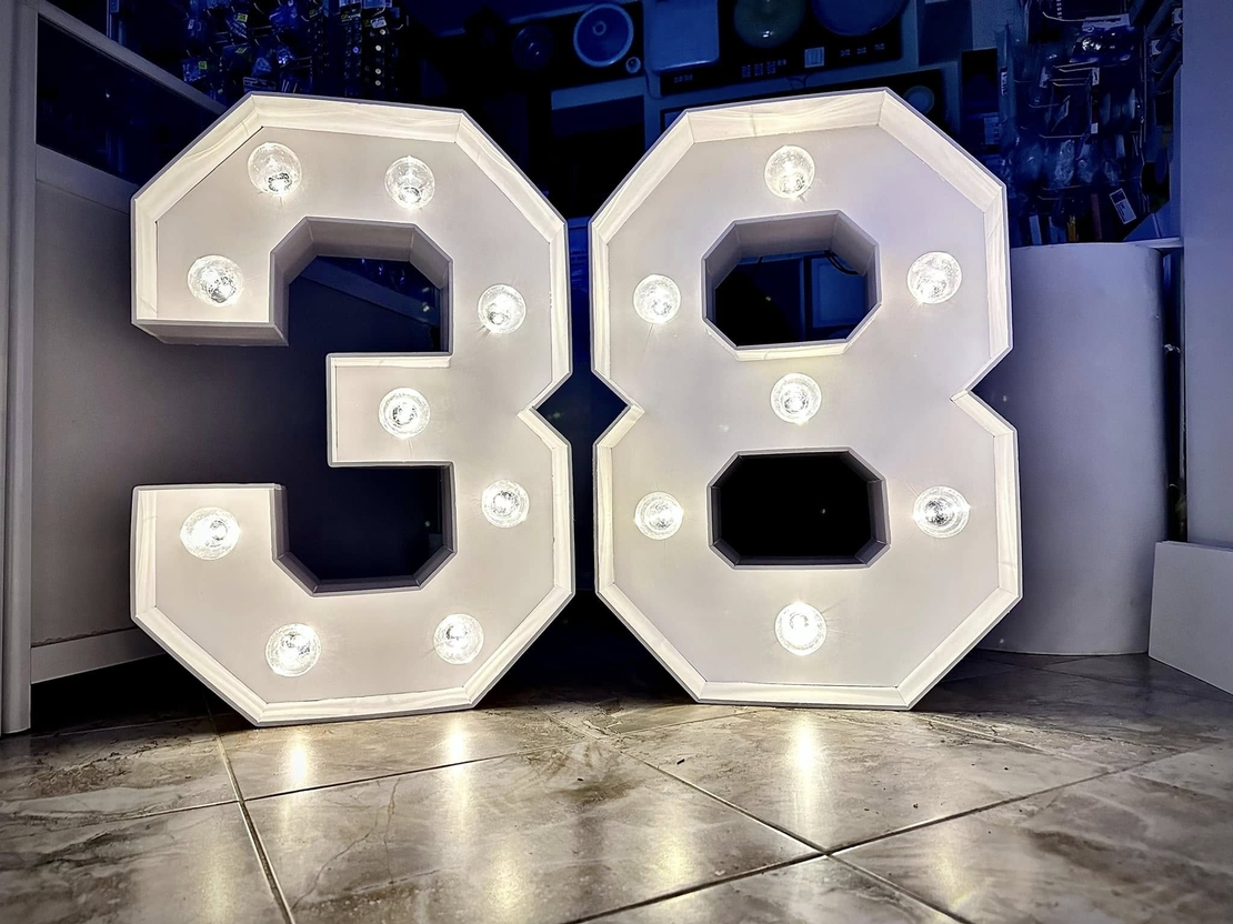 Светещи цифри на батерии