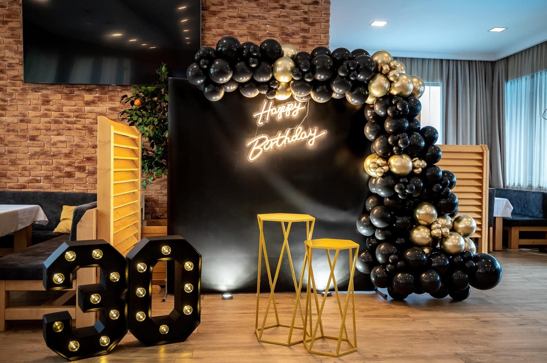 Светещи цифри в черно