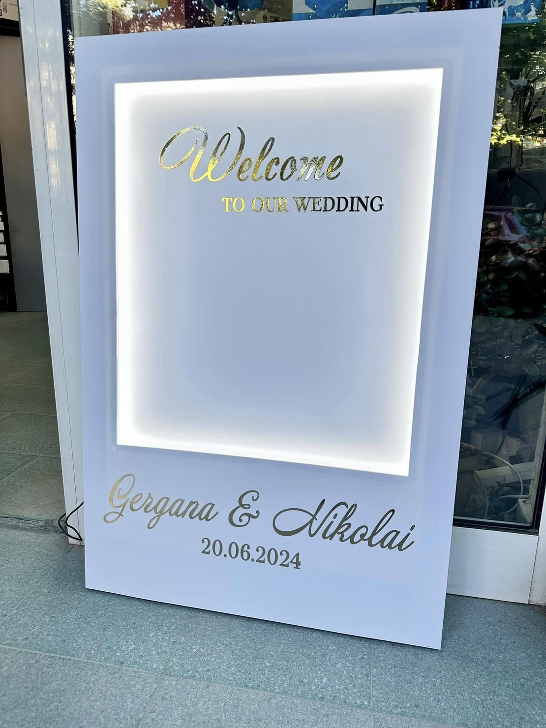 Светеща кашпа за цветя