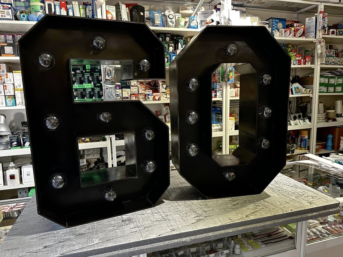 Светещи цифри в черно