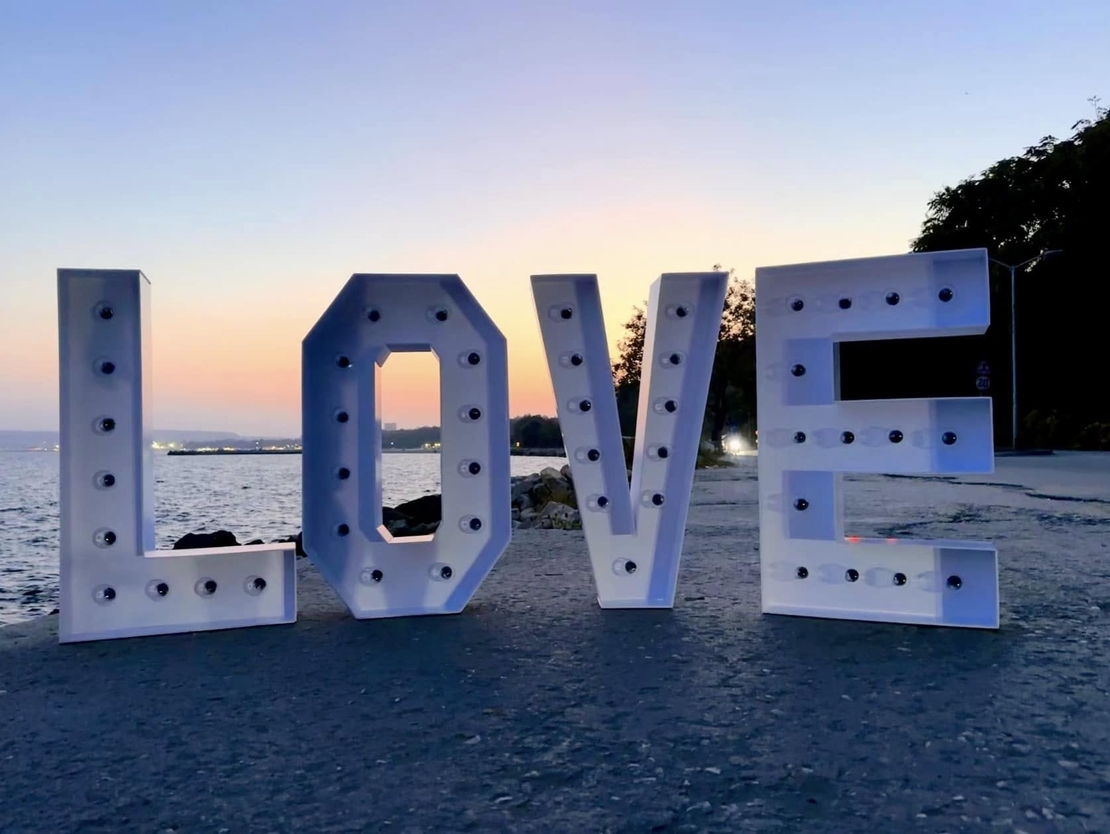 Светещ надпис LOVE