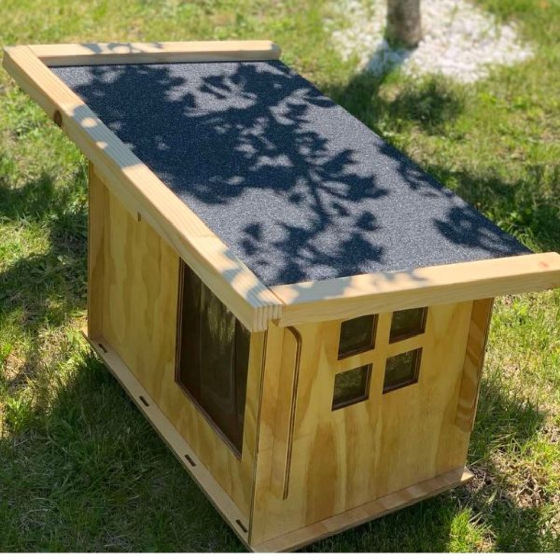 NESTO Outdoor – дървена къщичка за котка и малко куче за външна употреба