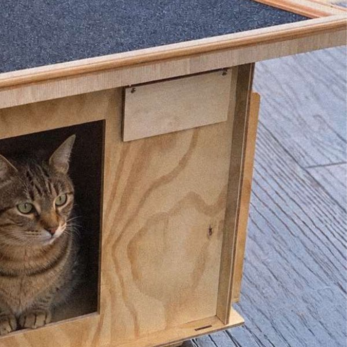 NESTO Outdoor – дървена къщичка за котка и малко куче за външна употреба