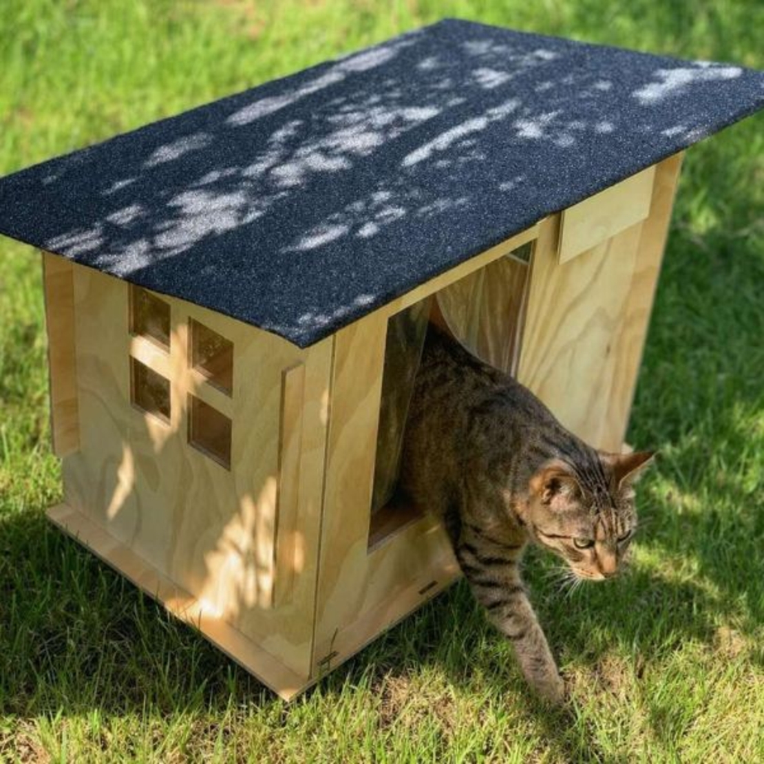 NESTO Outdoor – дървена къщичка за котка и малко куче за външна употреба