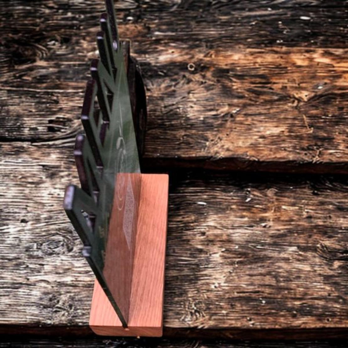 Дървена поставка за метално меню и QR код