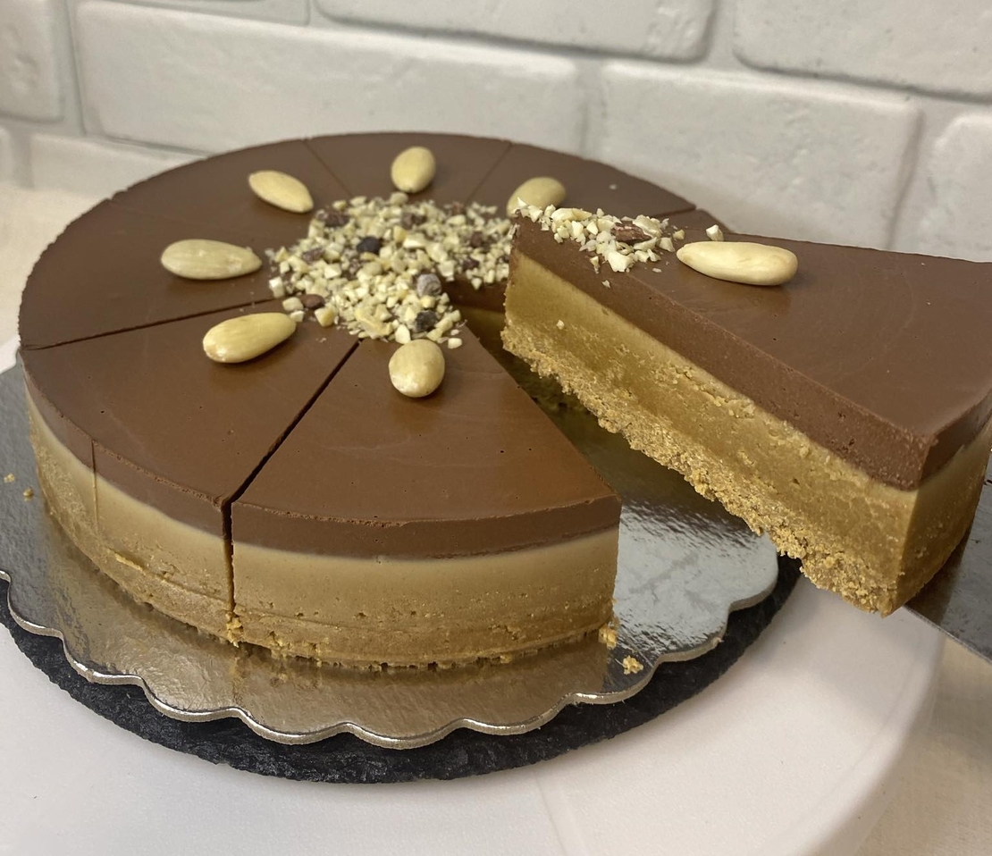 CARAMEL EXTRAVAGANZA CAKE