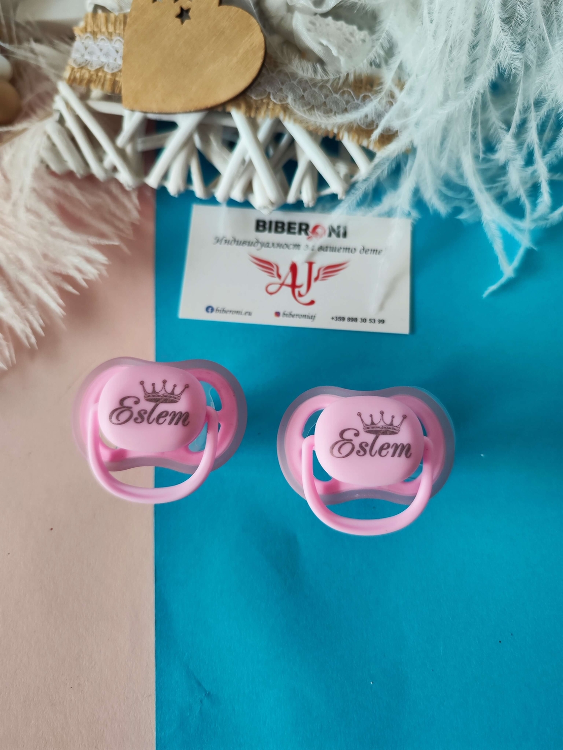 Персонален БИБЕРОН с името на вашето БЕБЕ розов цвят със симетрична форма