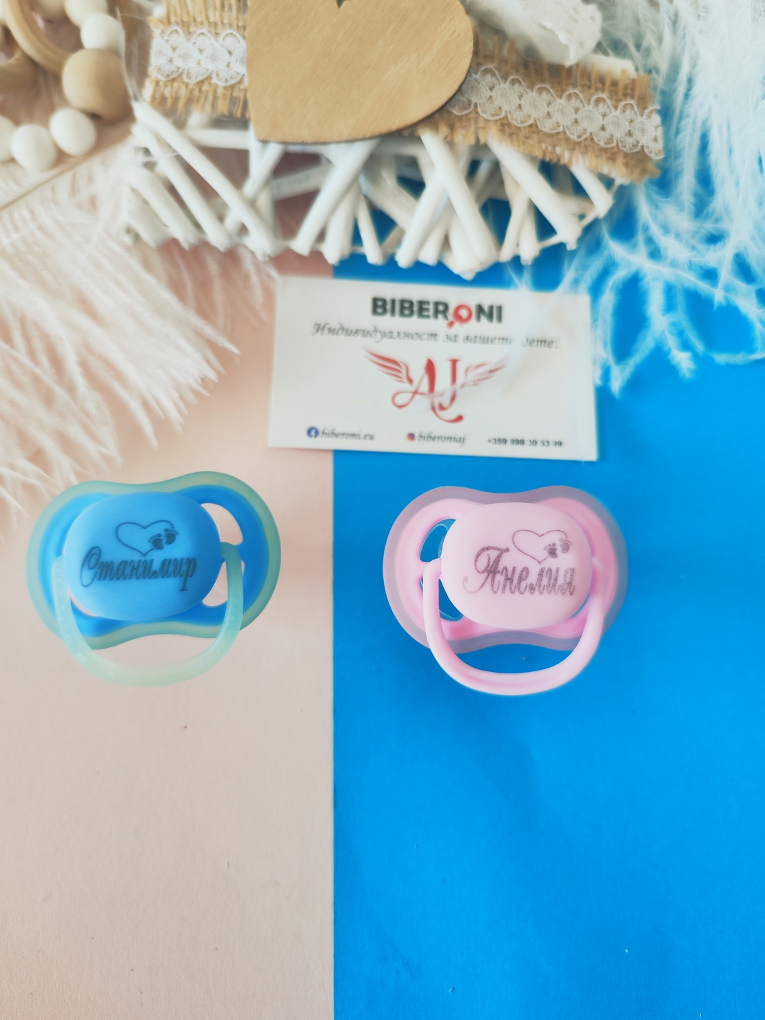 Персонален БИБЕРОН с името на вашето БЕБЕ розов цвят със симетрична форма