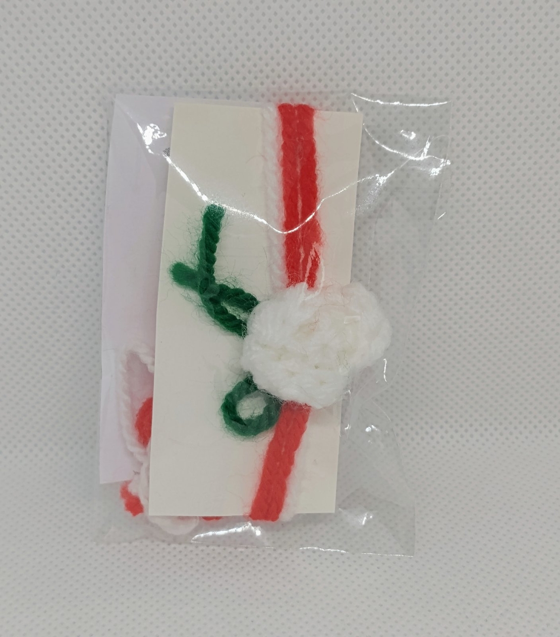 Мартеница гривна с бяла роза