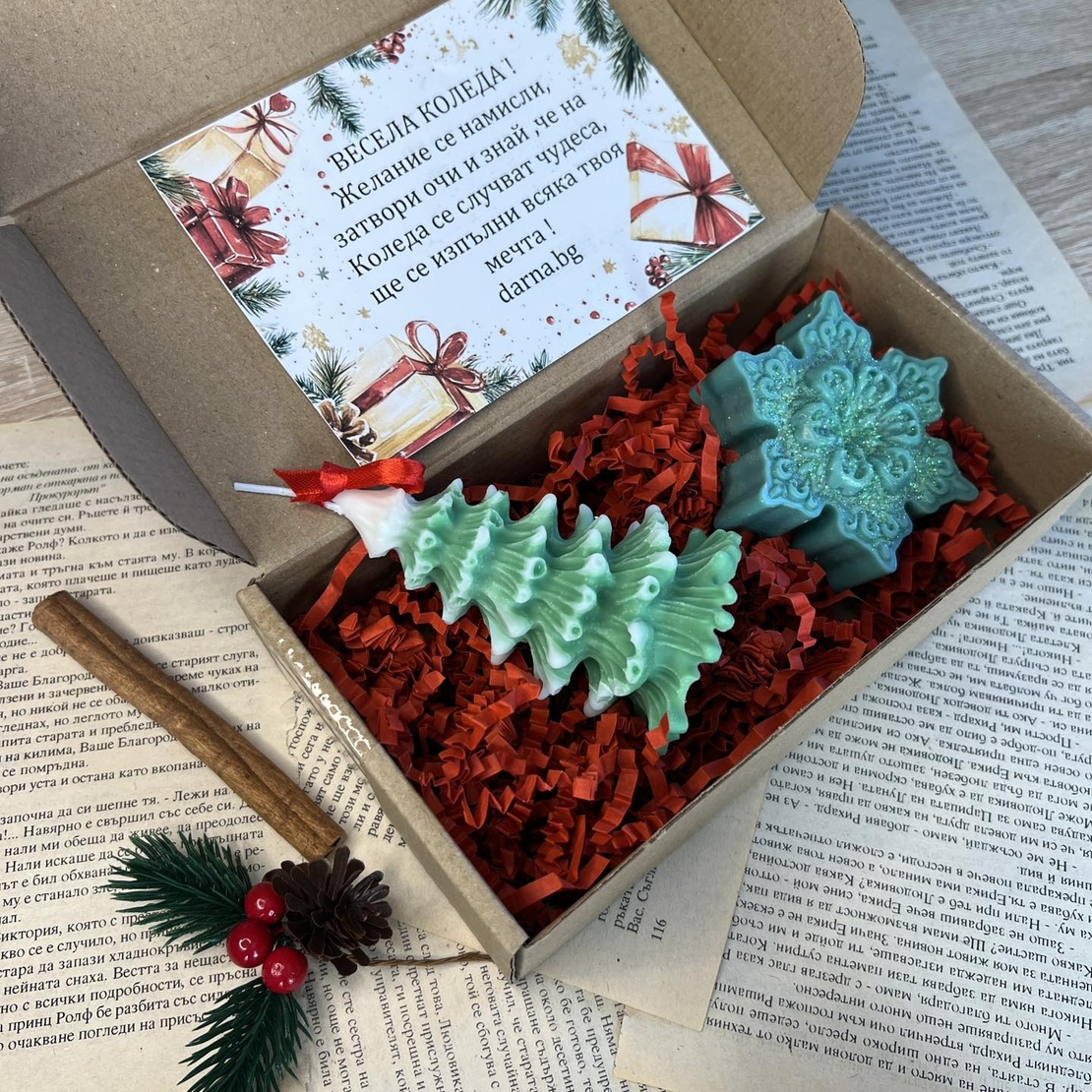Коледна кутия елхичка и снежинка вариант 2