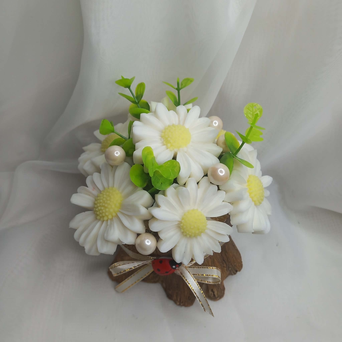 Маргаритки в дървено пънче