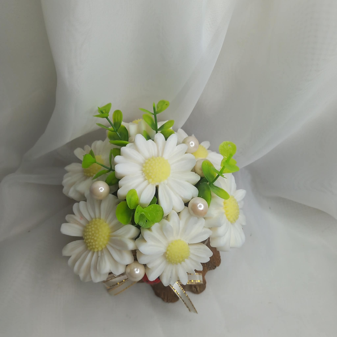 Маргаритки в дървено пънче