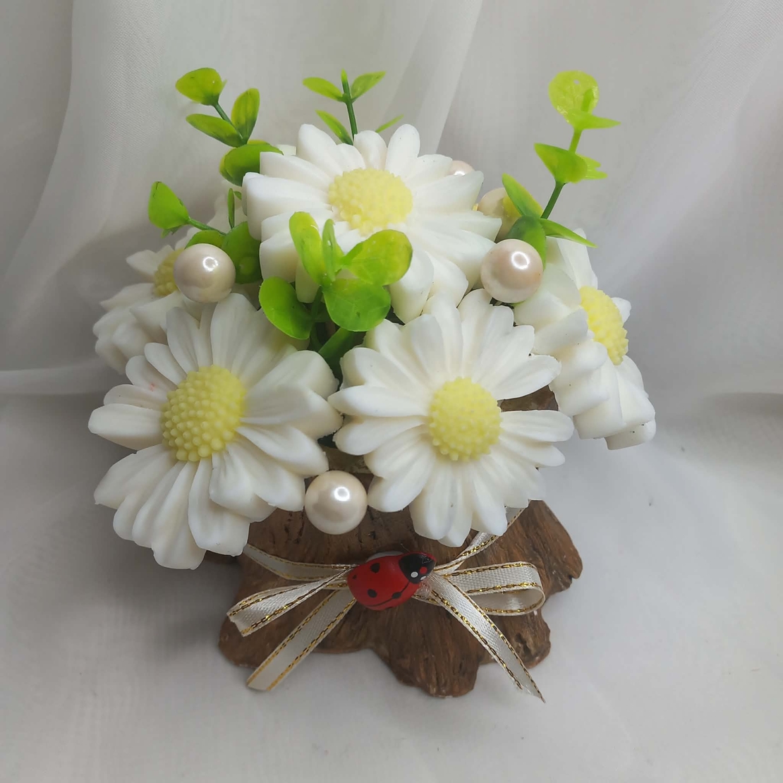 Маргаритки в дървено пънче