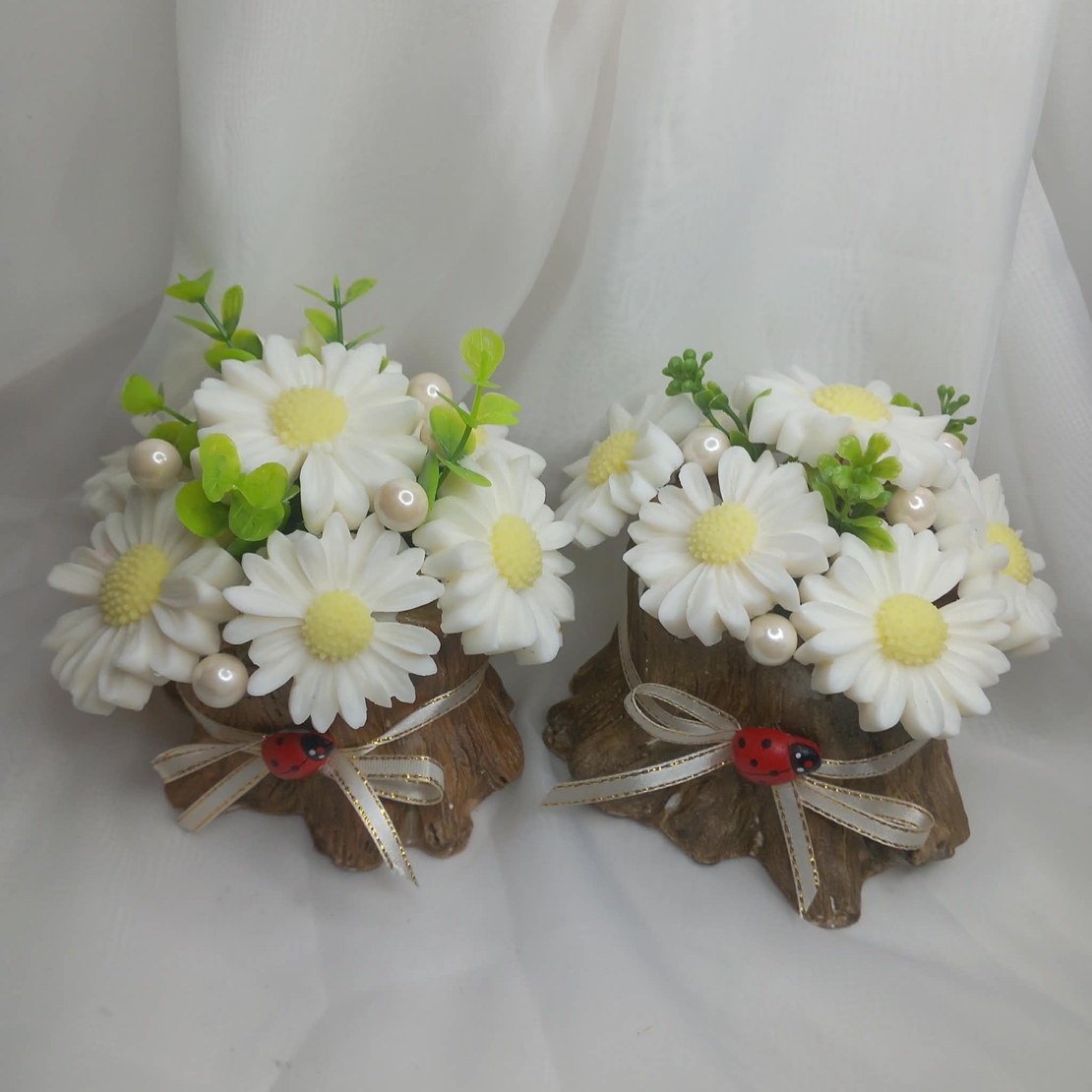 Маргаритки в дървено пънче