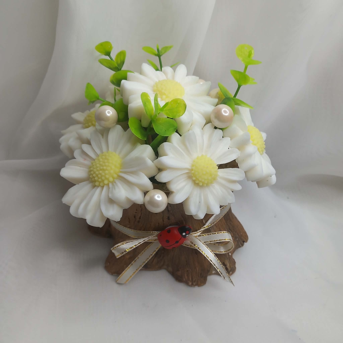 Маргаритки в дървено пънче