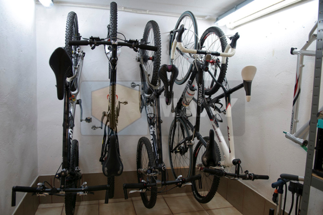 Bicycle hanger