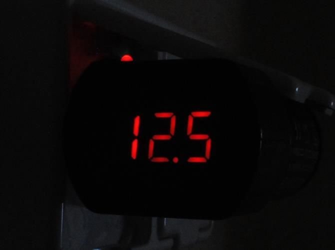 12V волтметър