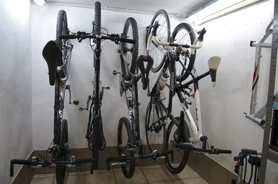 Bicycle hanger
