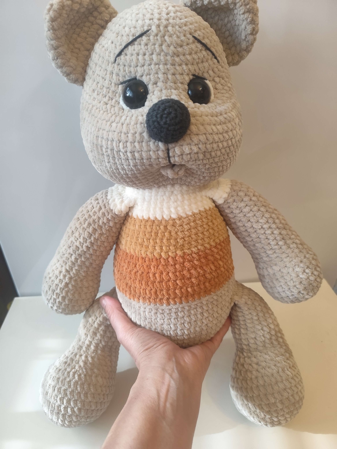 Плюшено ръчно плетено мече „Honey Teddy“ – 50 см