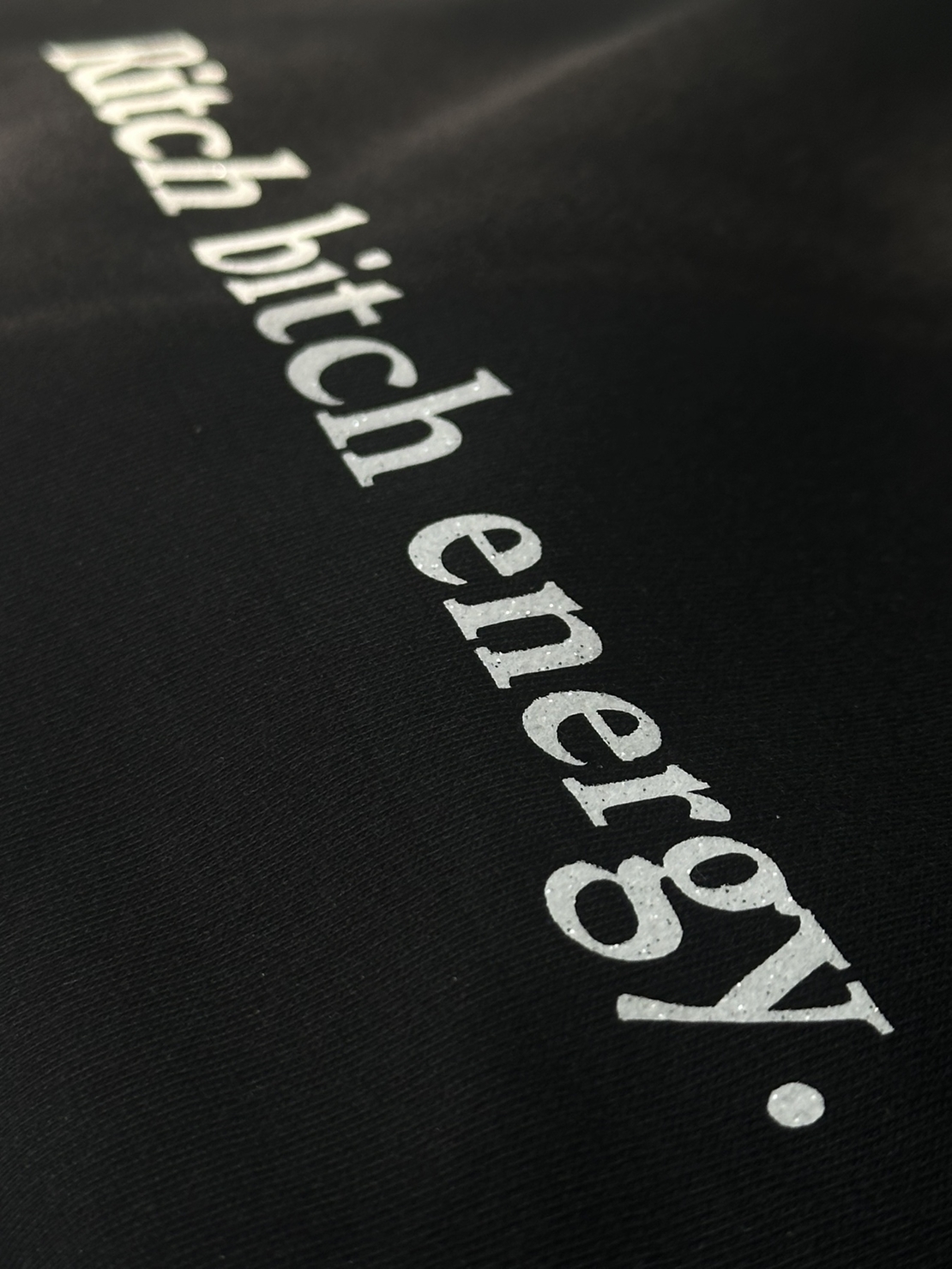 Тениска с надпис RITCH BITCH ENERGY