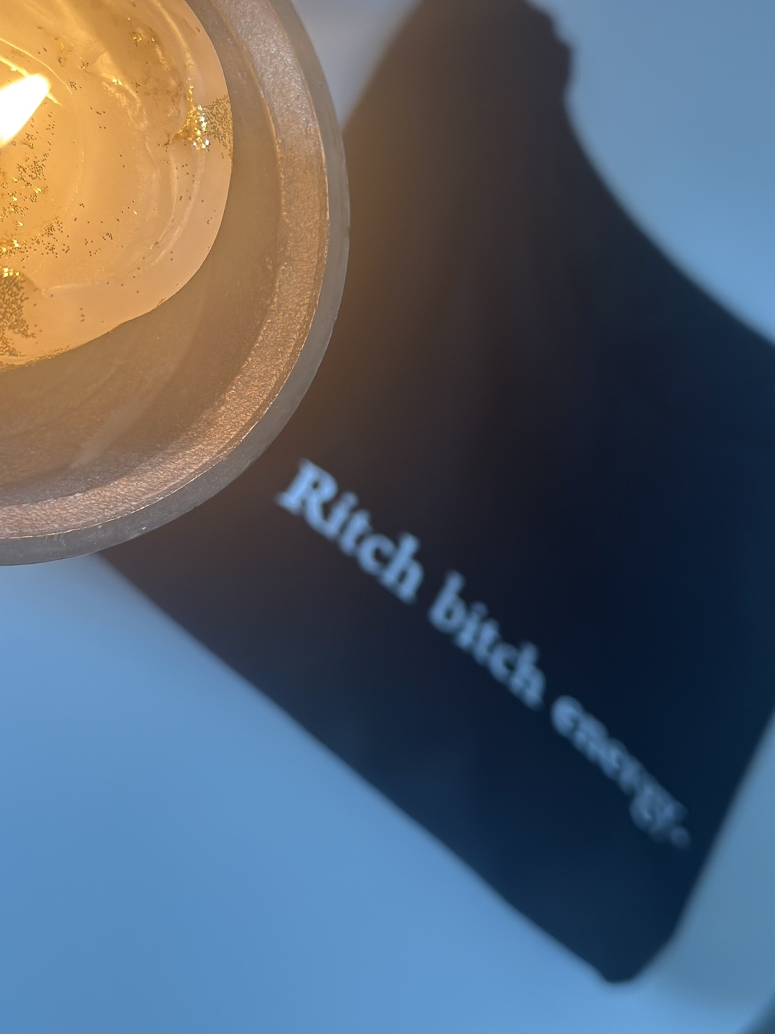 Тениска с надпис RITCH BITCH ENERGY