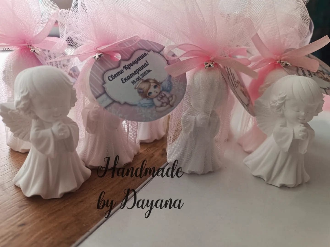 Подаръчета за гости - право ангелче в розов тюл с декорация кръстче