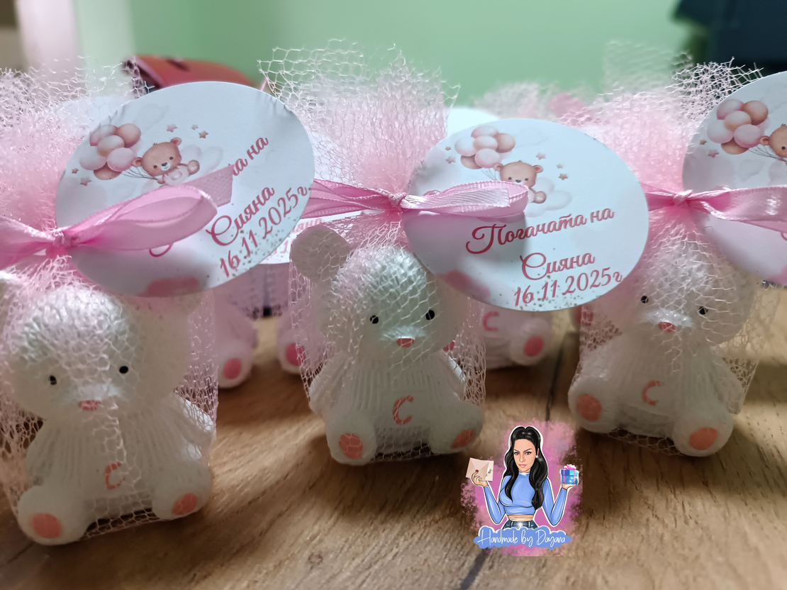 Подаръци за гости - бяло мече с розова буквичка