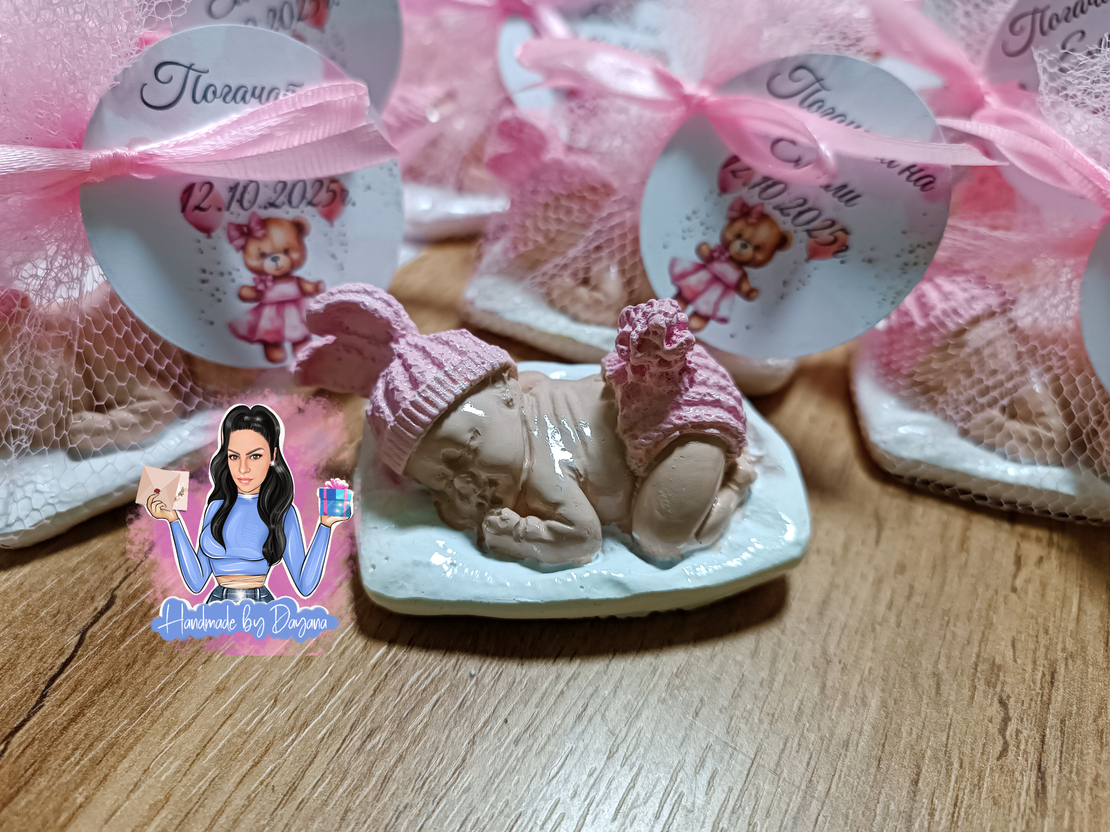 Подаръци за гости - бебе с възглавничка