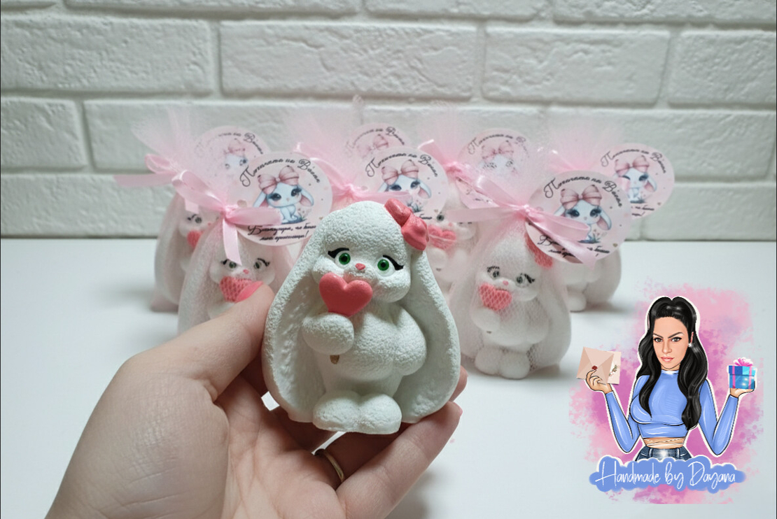 Подаръци за гости - зайче със сърце в розово