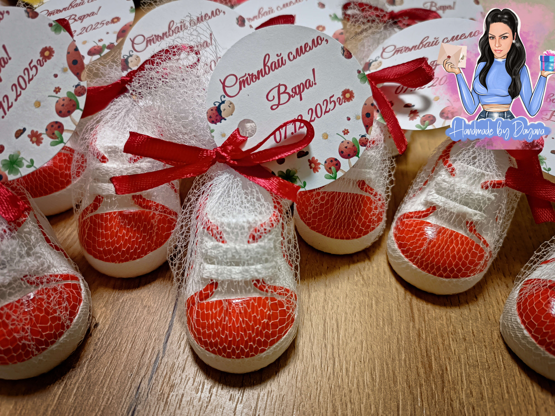 Подаръци за гости - обувка/буйка в червено ''Калинка''