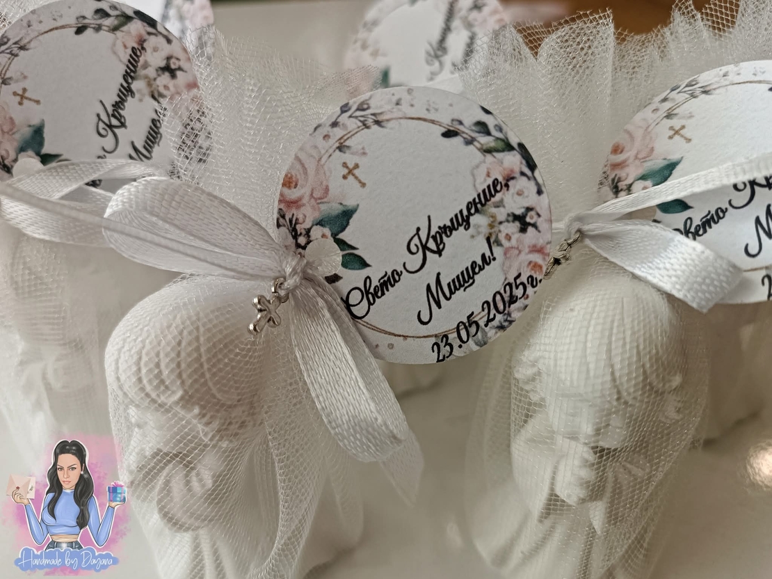 Подаръчета за гости - право ангелче в бял тюл с декорация кръстче