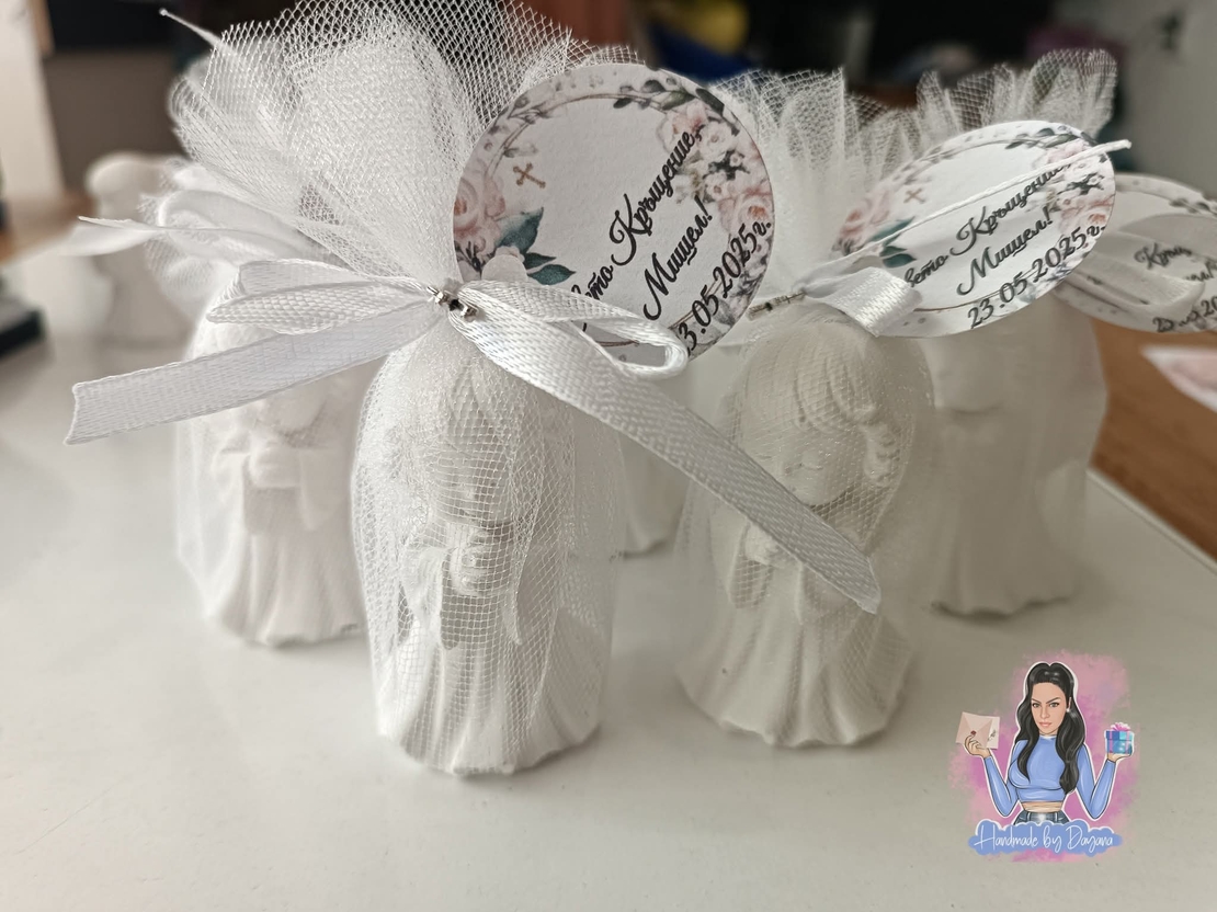 Подаръчета за гости - право ангелче в бял тюл с декорация кръстче