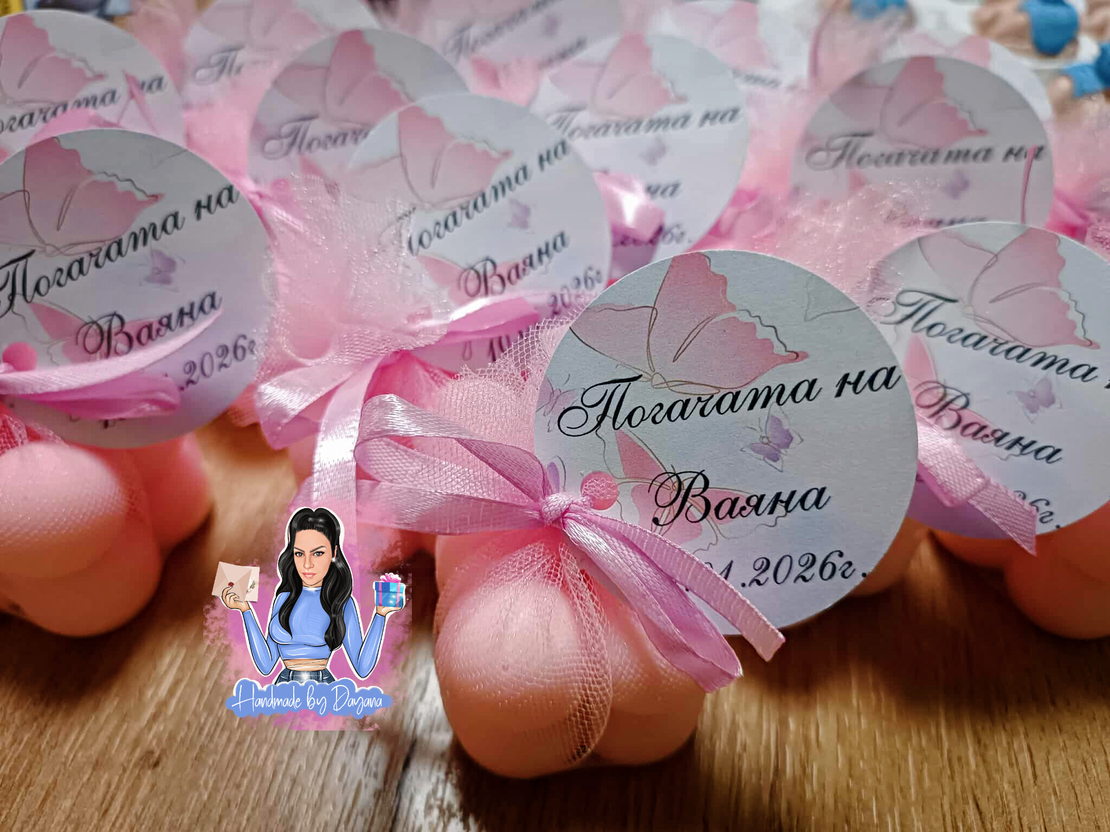 Подаръци за гости - бъбъл свещ в розово с опаковка и етикетче