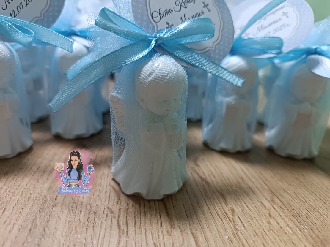 Подаръчета за гости - право ангелче в син тюл с декорация кръстче