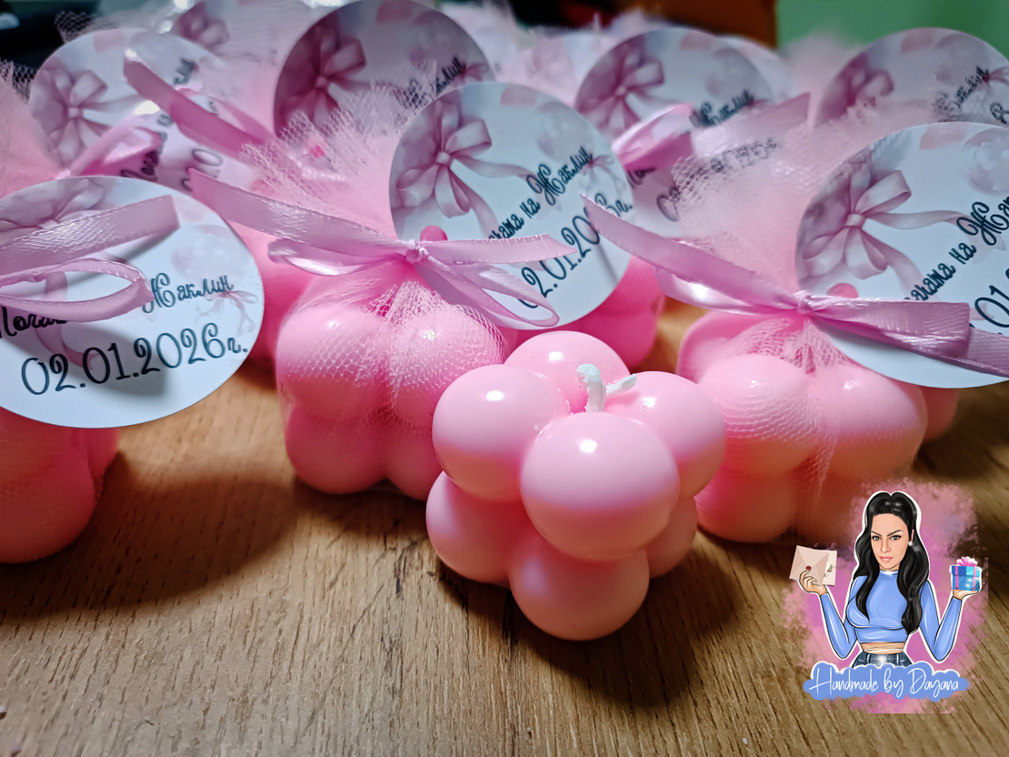 Подаръци за гости - бъбъл свещ в розово с опаковка и етикетче