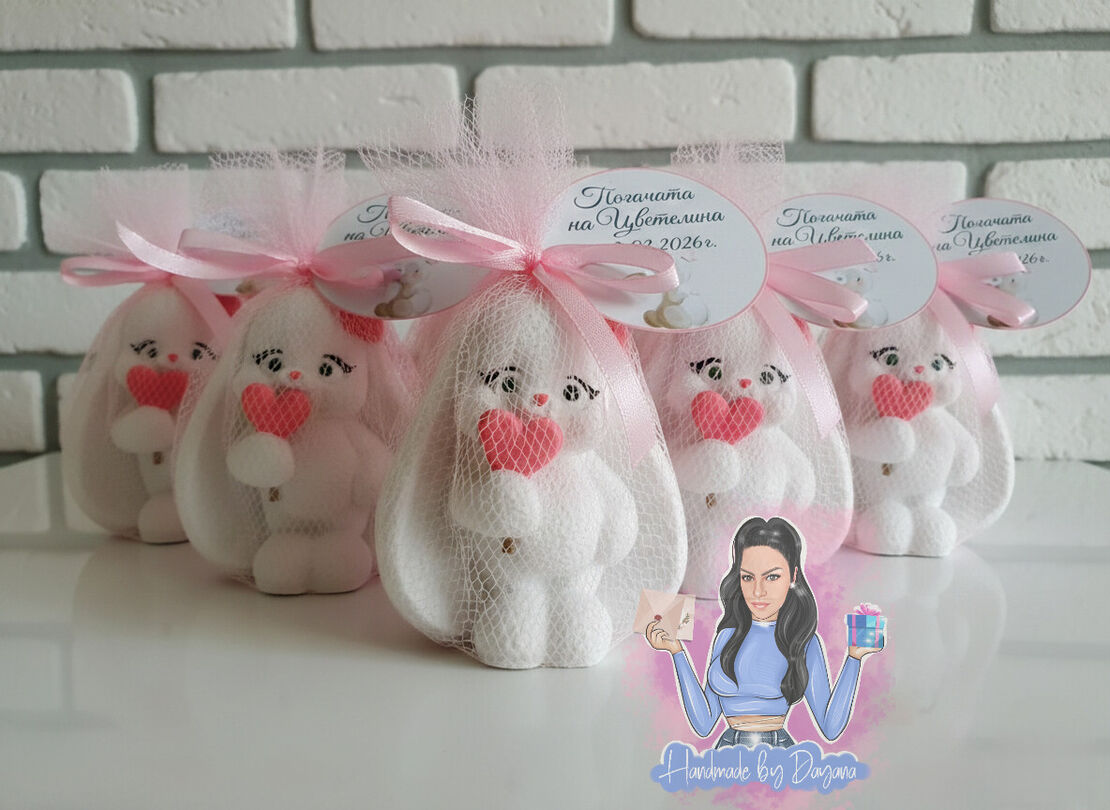 Подаръци за гости - зайче със сърце в розово