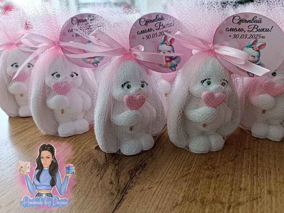 Подаръци за гости - зайче със сърце