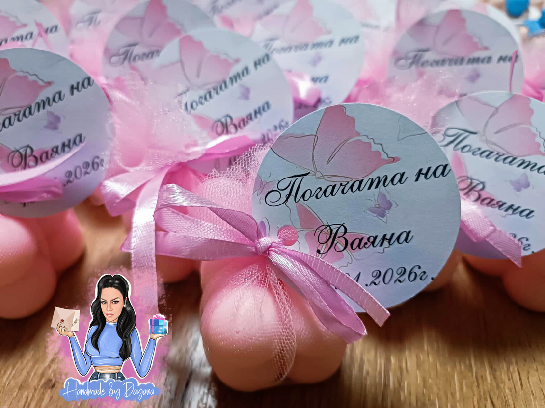 Подаръци за гости - бъбъл свещ в розово с опаковка и етикетче